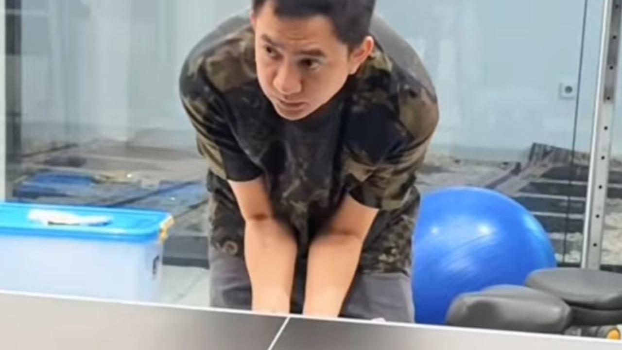 Aksi Kocak Regi Datau Suami Ayu Dewi Malah Siapkan Meja Pingpong untuk Sambut Tambu saat Hari Lebaran