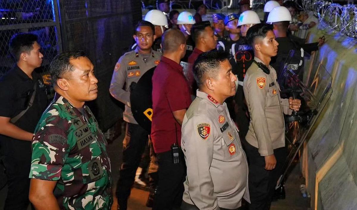 Dalam video yang dibagikan, dua jenderal tersebut tampak ikut berjaga di balik barikade kawat yang dipasang.