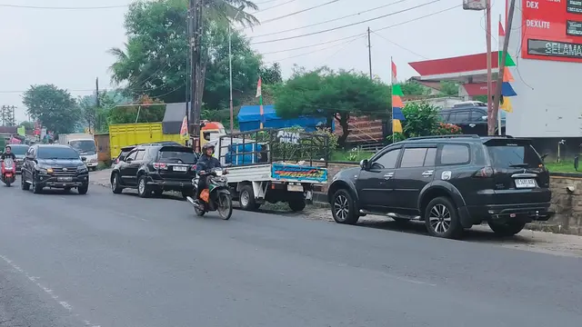 Antrean kendaraan di sejumlah Stasiun Pengisian Bahan Bakar Umum (SPBU) di Kota Bandar Lampung semakin mengular dalam beberapa pekan terakhir