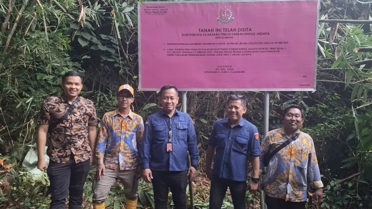 Kejaksaan Tinggi (Kejati) Daerah Khusus Jakarta melakukan penyitaan aset tanah milik tersangka BS terkait kasus dugaan tindak pidana korupsi pemberian kredit fiktif pada Bank Pembangunan Daerah Jawa Timur (Bank Jatim) Cabang Jakarta periode 2023-2024.