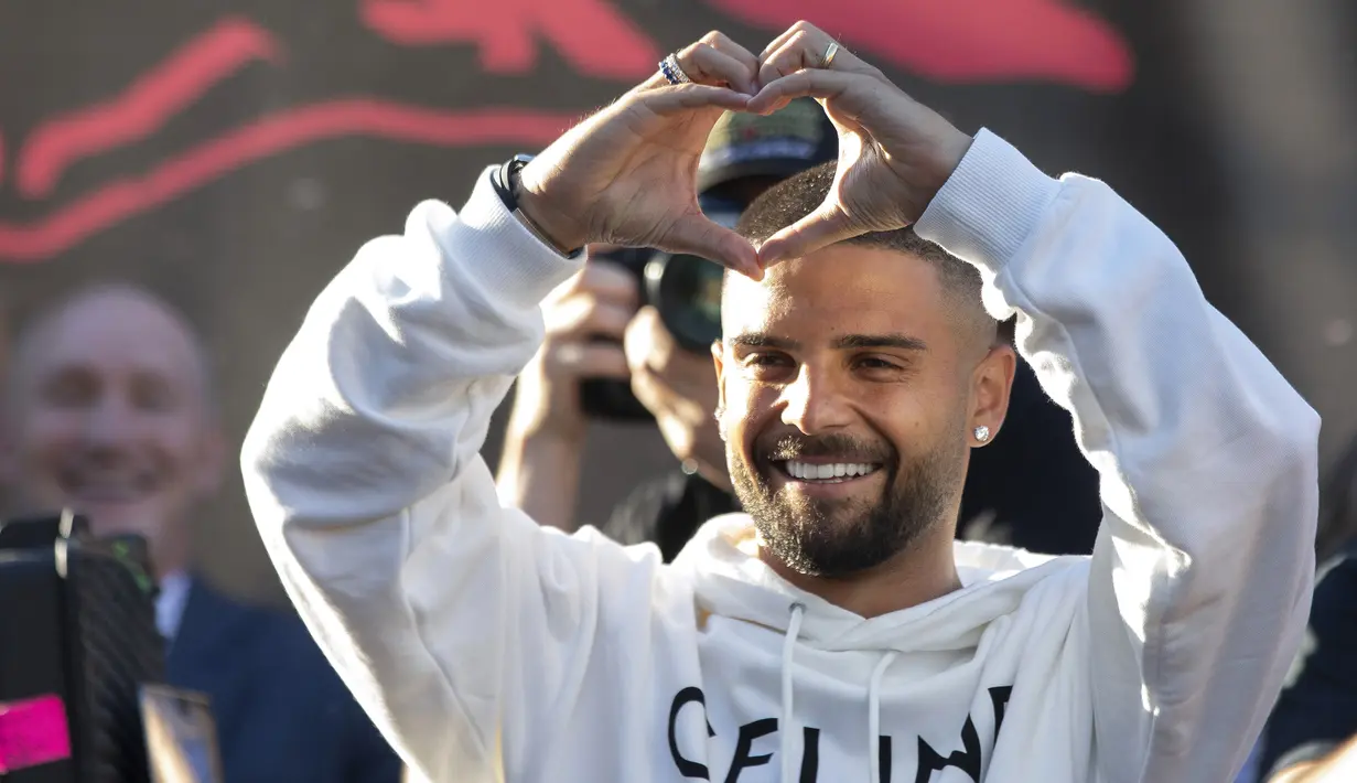 Sementara itu, mantan bintang Napoli, Lorenzo Insigne juga mendapatkan sambutan hangat dari suporter saat tiba di di klub barunya Toronto FC. (Chris Young/The Canadian Press via AP)