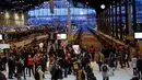 Penumpang menunggu kerete di Stasiun Gare de Lyon, Paris, Prancis, Selasa (3/4). Aksi mogok massal serikat pekerja membuat kekacauan di sektor transportasi. (AP Photo/Francois Mori)