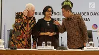 CEO Freeport McMoran Richard Adkerson (kiri), Menkeu Sri Mulyani (tengah) dan Menteri ESDM Ignasius Jonan (kanan) jelang jumpa pers di Jakarta, Selasa (29/8). Freeport Indonesia menyatakan siap melakukan divestasi sahamnya 51% (Liputan6.com/Angga Yuniar)