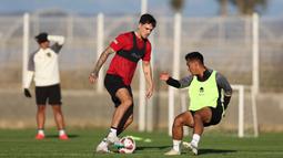 Pemain Timnas Indonesia, Shayne Pattynama (kiri) berusaha melewati penjagaan Arkhan Fikri, saat melakukan latihan taktik dalam pemusatan latihan di Turki, Sabtu (23/12/2023). (Dok. PSSI)