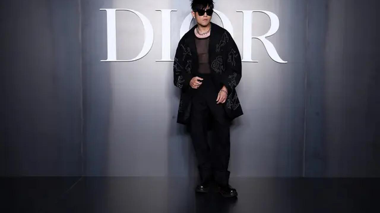 Jay Chou, penyanyi dan produser musik asal Taiwan ini hadir dengan tampilan nyentrik yang memadukan sheer top, long outerwear, dan long pants serba hitam. Gaya eksperimentalnya sukses mencuri perhatian dan menunjukkan keberaniannya dalam berekspresi melalui fashion. [Dok/DIOR].