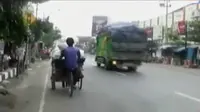 VIDEO: Pasar Tumpah Ini Penyebab Kemacetan di Jalur Pantura