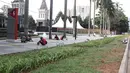 Pekerja menyelesaikan pengerjaan proyek pedestrian di kawasan Sudirman, Jakarta, Sabtu (11/8). Menjelang Asian Games 2018, pedestrian di kawasan Sudirman sudah dapat dinikmati masyarakat. (Liputan6.com/Herman Zakharia)