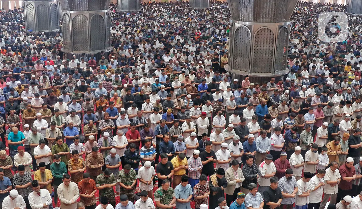 Tata cara sholat Jumat ini dilakukan sebanyak dua rakaat pada saat waktu Zuhur dan dilaksanakan secara berjamaah. (Liputan6.com/Angga Yuniar)