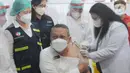 Wali Kota Tangerang Selatan (Tangsel), Benyamin Davnie disuntik vaksin COVID-19 dosis ketiga di RSUD Tangerang Selatan, Rabu (12/1/2022). Lebih dari 60 warga lanjut usia (lansia) Tangsel mendapatkan vaksinasi lanjutan (booster) COVID-19 dengan jenis Pfizer. (merdeka.com/Arie Basuki)