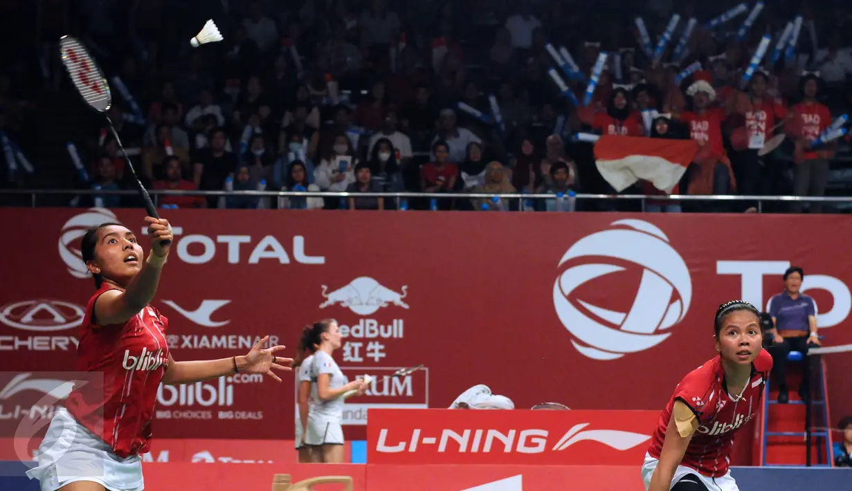 Pebulutangkis ganda putri Indonesia, Nitya K Maheswari (kiri) dan GreysiaPolii saat melawan Yin Loo Lim/Yean Lee Meng di Total BWF Championships 2015 di Jakarta, Rabu (12/8/2015). Greysia/Nityaunggul 17-21, 21-13, 21-11. (Liputan6.com/Helmi Fithriansyah)