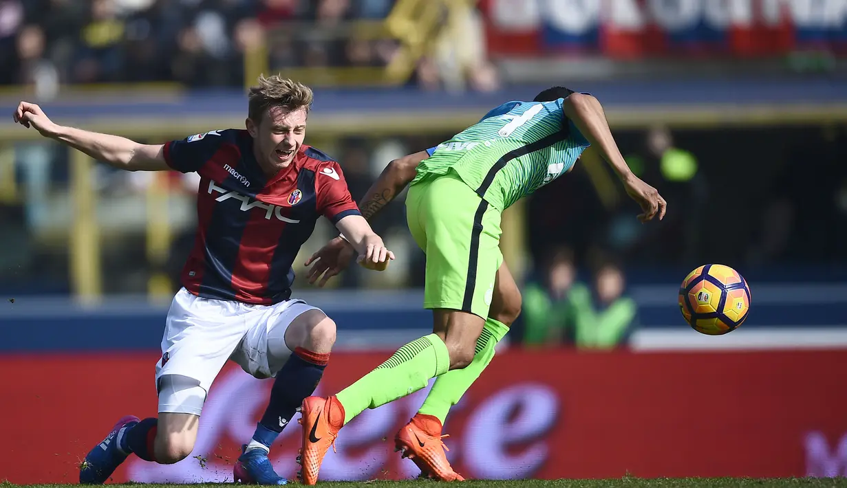 Pemain Bologna, Ladislav Krejci (kiri) berebut bola dengan pemain Inter Milan, Jeison Murillo pada lanjutan Serie A di Stadio Renato Dell'Ara, Italy, (19/2/2017). Inter menang 1-0. (AFP/Filippo Monteforte)
