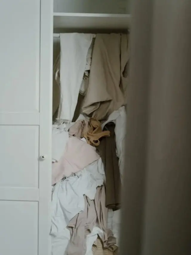 Memperhatikan pakaian