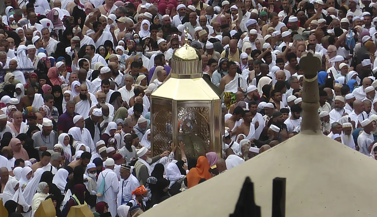 Ribuan jemaah Muslim berdoa di dekat makam nabi Ibrahim di Masjidil Haram, Mekah, Arab Saudi (24/2/2020). Penghentian sementara izin umrah karena wabah virus corona COVID-19 telah menyebar hampir ke seluruh penjuru dunia. (AP Photo/Amr Nabil)
