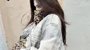 <p>Han So Hee juga membagikan foto sehari sebelum acara "Dior Haute Couture Spring/Summer 2024 Collection Show". Dia mengenakan jaket denim juga syal. (Foto: Instagram/ xeesoxee)</p>