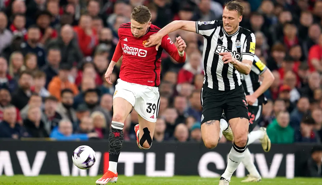 Saat ini, Manchester United masih berada di posisi delapan klasemen sementara dengan 57 poin dari 37 pertandingan. (AP Photo/Dave Thompson)