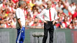 Jose Mourinho (kiri) saat melihat pertandingan anak asuhannya di pertandingan  Community Shield, Wembley Stadium, Inggris, Minggu (2/8/2015). Gelar pertama Mourinho di Musim ini sirna setelah Chelsea kalah dengan skor 0-1. (Reuters/Andrew Couldridge)