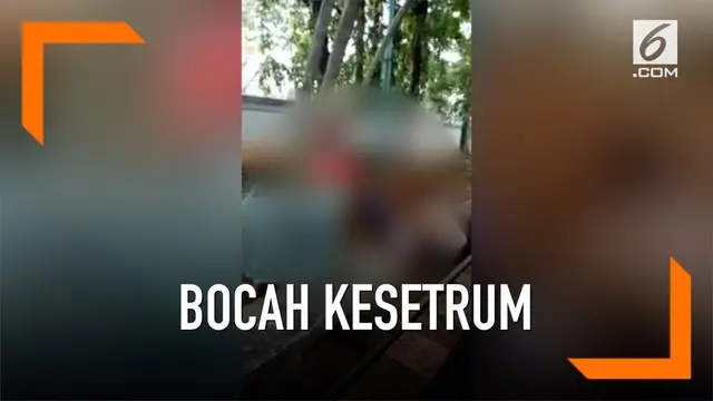 Seorang bocah terkapar tak berdaya karena kesetrum. Tangannya tak sengaja memegang tiang listik di kolam renang Kompleks Perumahan Villa Meruya, Jakarta Barat.