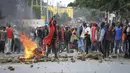 Warga Kenya yang marah dengan kenaikan biaya hidup kembali melakukan protes di jalan-jalan ibu kota, Nairobi, pada hari Rabu, saat mereka menunggu pidato pemimpin oposisi lama. (AP Photo)
