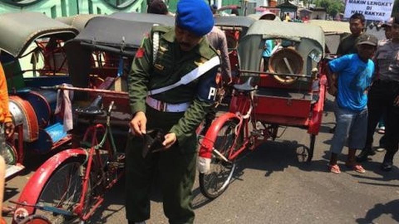 HUT TNI ke 70, Kopral Bagyo bagi-bagi angpau ke sopir becak
