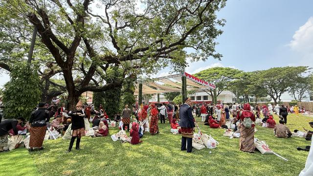 Halaman belakang Istana Merdeka Jakarta tiba-tiba berubah layaknya tempat wisata kuliner usai upacara peringatan Detik-detik Proklamasi Kemerdekaan RI, Minggu (17/8/2025).