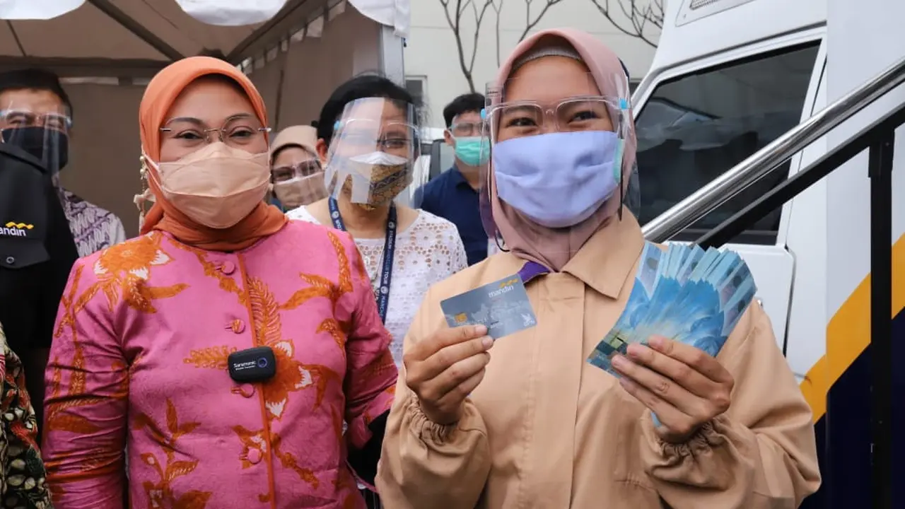 Menaker Ida Tinjau Aktivasi Rekening Pekerja Penerima BSU di Bandung