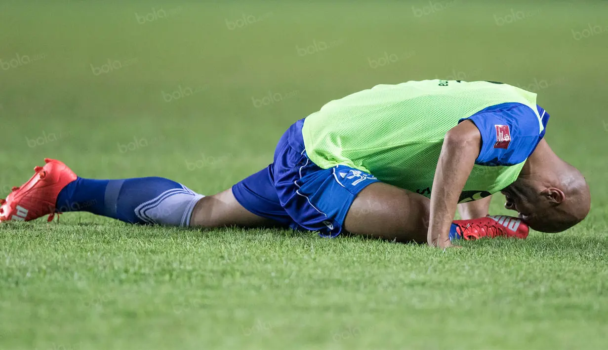 Sergio van Dijk melakukan pemanasan jelang laga TSC melawan Madura United. Sebelumnya pada tahun 2013 pria kerturunan Belanda itu juga pernah membela Persib Bandung. (Bola.com/Vitalis Yogi Trisna)