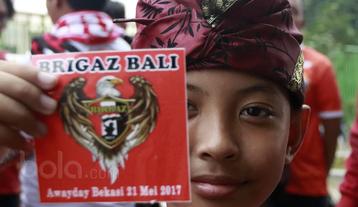 Seorang fans cilik Brigaz Bali memperlihatkan identitasnya saat berada di Stadion Patriot, Bekasi, (21/5/2017). (Bola.coom/Nicklas Hanoatubun) 