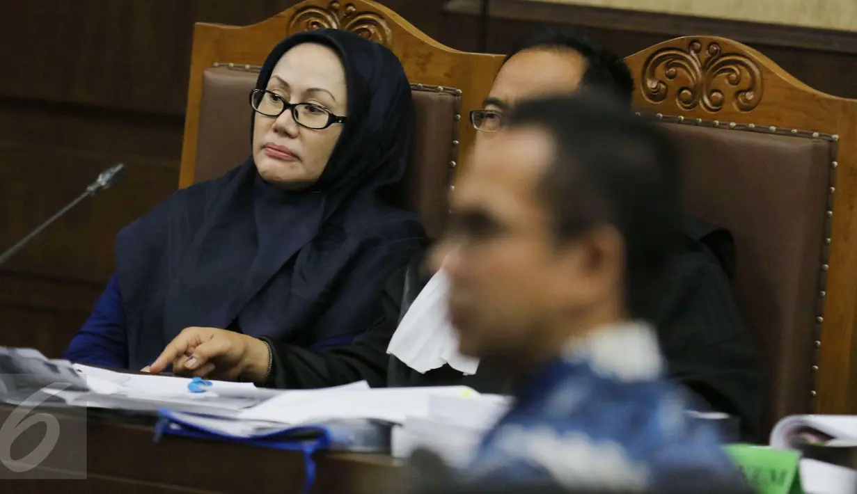 Ekspresi Ratu Atut Chosiyah saat mengikuti sidang lanjutan kasus korupsi pengadaan alat kesehatan Rumah Sakit di Pengadilan Tipikor, Jakarta, Rabu (12/4). (Liputan6.com/Helmi Afandi)