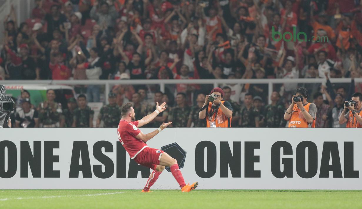 Gaya pemain Persija Jakarta, Marko Simic merayakan gol ke gawang Tampines Rovers pada laga Piala AFC 2018 di Stadion Utama GBK, Senayan, Jakarta (28/2/2018). Simic mencetak tiga gol untuk Persija. (Bola.com/Nick Hanoatubun)