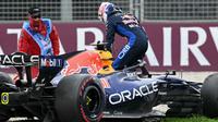 Pembalap Red Bull Racing asal Belanda, Max Verstappen, keluar dari mobilnya setelah mengalami kecelakaan saat sesi kualifikasi Grand Prix Formula Satu Australia di Sirkuit Albert Park di Melbourne pada 7 Maret 2026. (Paul Crock/AFP)