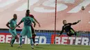 Pemain Barcelona Martin Braithwaite (kiri) mencetak gol ke gawang Mallorca pada pertandingan La Liga di Son Moix Stadium, Palma de Mallorca, Spanyol, Sabtu (13/6/2020). Barcelona membantai Mallorca dengan skor 4-0. (AP Photo/Francisco Ubilla)