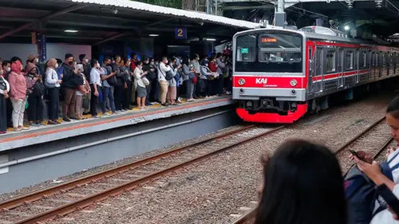 Daftar Perjalanan KRL yang Terdampak Tiang Listrik Tutupi Jalur KA Stasiun Bekasi-Kranji