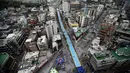 Seluncuran air dengan panjang 350 meter (1.148 kaki), acara yang bertajuk City Slide Festa 2015 di pusat kota Seoul, Korea Selatan, Minggu (19/07/2015). Seluncuran air dengan panjang 350 meter ini merupakan yang terpanjang di Korea. (REUTERS/Kim Hong-Ji)