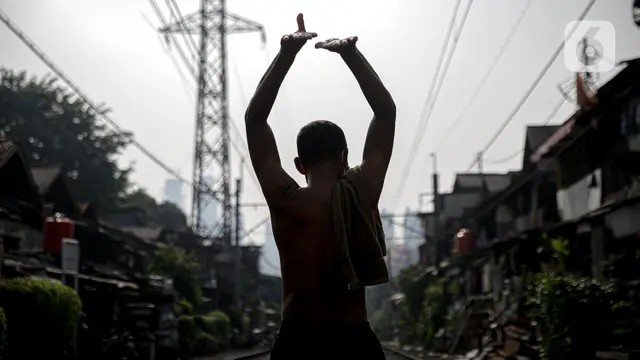 Warga Berjemur di Rel Kereta Api