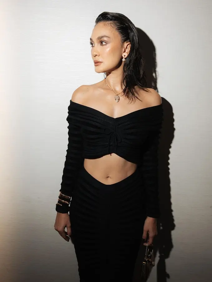 Adu Gaya Klasik Duo Bestie Luna Maya dan Titi Kamal dengan Gaun Sabrina Hitam di Premiere Panggonan Wingit, Siapa yang Paling Kece?