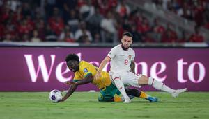 Pemain Timnas Indonesia,&nbsp;Calvin Verdonk, berebut bola dengan pemain Australia,&nbsp;Nestory Irankunda, pada laga kedua Grup C Kualifikasi Piala Dunia 2026 Zona Asia di Stadion Utama Gelora Bung Karno (SUGBK), Jakarta Pusat, pada Selasa (10/9/2024). (Bola.com/Bagaskara Lazuardi)