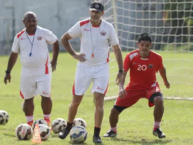 Pelatih Persija, Paulo Camargo, melatih penyelesaian akhir para striker Macan Kemayoran saat latihan di Lapangan Villa 2000, Tangerang, Selasa (3/5/2016). (Bola.com/Vitalis Yogi Trisna) 
