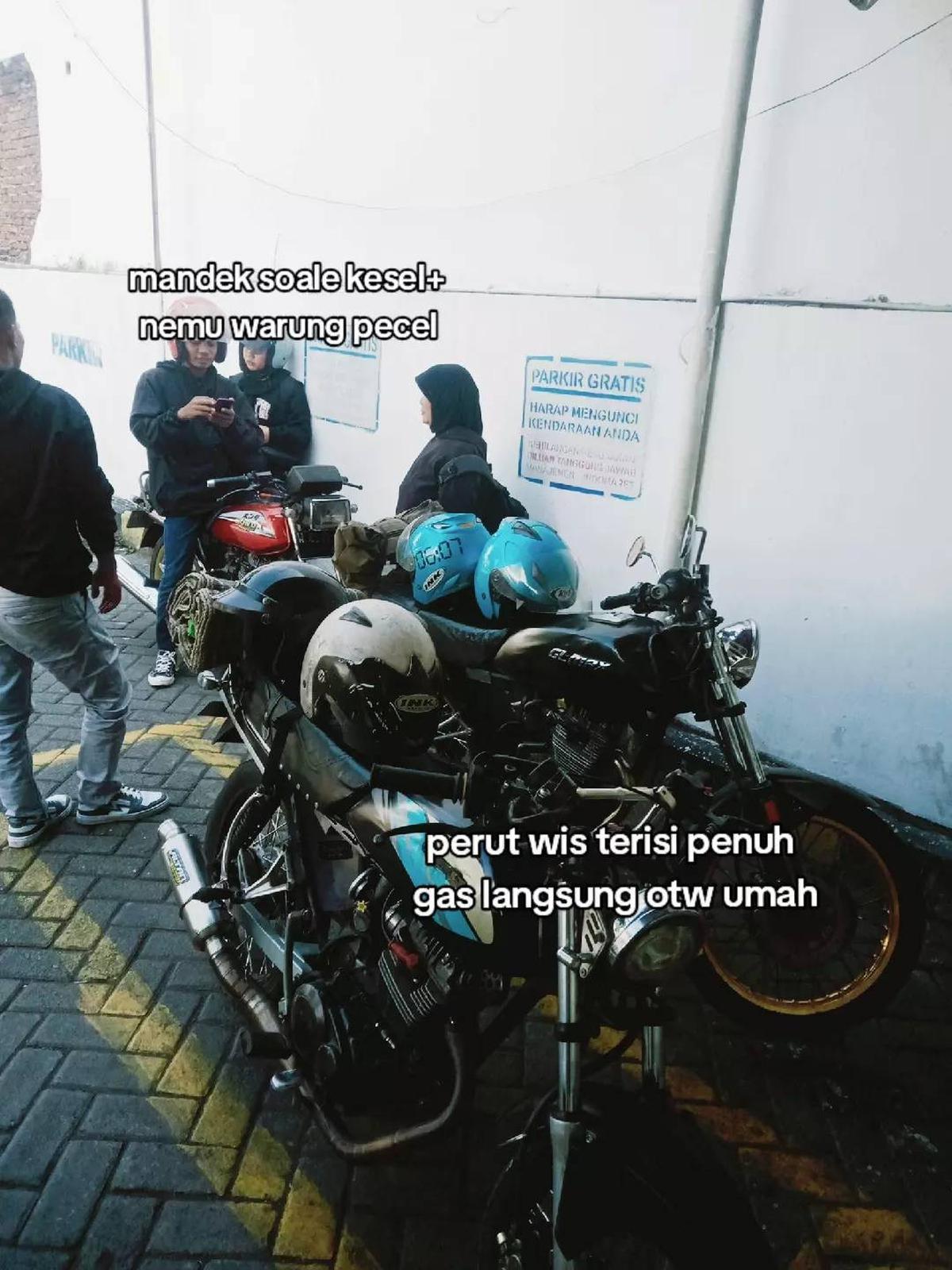 Aksinya Bikin Haru, Kisah Pria Bersama Ibunda Pergi JalanJalan Ke Pantai Ini Curi Perhatian