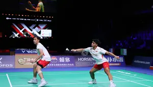 Ganda putra Indonesia Sabar Karyaman Gutama/Moh Reza Pahlevi Isfahani memenangkan laga partai kedua Grup D Piala Thomas 2026. Sabar/Reza menumbangkan pasangan Thailand Chaloempoen Charoenkitamorn/Worrapol Thongsa-nga 21-17 dan 21-18 di Forum Horsens, Denmark, Minggu (26/4). (foto: PBSI)