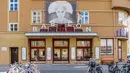 Pemandangan gedung bioskop Babylon yang tutup di Berlin, ibu kota Jerman (22/3/2020). Demi menahan laju penyebaran coronavirus baru (COVID-19), Jerman melarang pertemuan publik lebih dari dua orang, menurut langkah terbaru negara tersebut yang diumumkan pada Minggu (22/3). (Xinhua/Binh Truong)