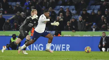 Pemain Tottenham Hotspur Steven Bergwijn (kanan) melewati kiper Leicester City Kasper Schmeichel untuk mencetak gol pada pertandingan sepak bola Liga Inggris di King Power Stadium, Leicester, Inggris, 19 Januari 2022. Tottenham menang 3-2. (AP Photo/ Rui Vieira)