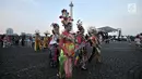 Penari berjalan saat Jakarnaval 2018 di kawasan Silang Monas, Jakarta, Minggu (8/7). Karnaval digelar dalam rangka HUT ke-491 DKI Jakarta. (Merdeka.com/Iqbal S Nugroho)