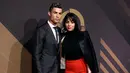 Bintang Real Madrid, Cristiano Ronaldo ditemani kekasihnya, Georgina Rodriguez menghadiri acara Quina Awards di Lisbon, Portugal, Senin (19/3). Ronaldo tampil gagah dengan setelan jas hitam saat berpose di depan kamera. (AP/Armando Franca)