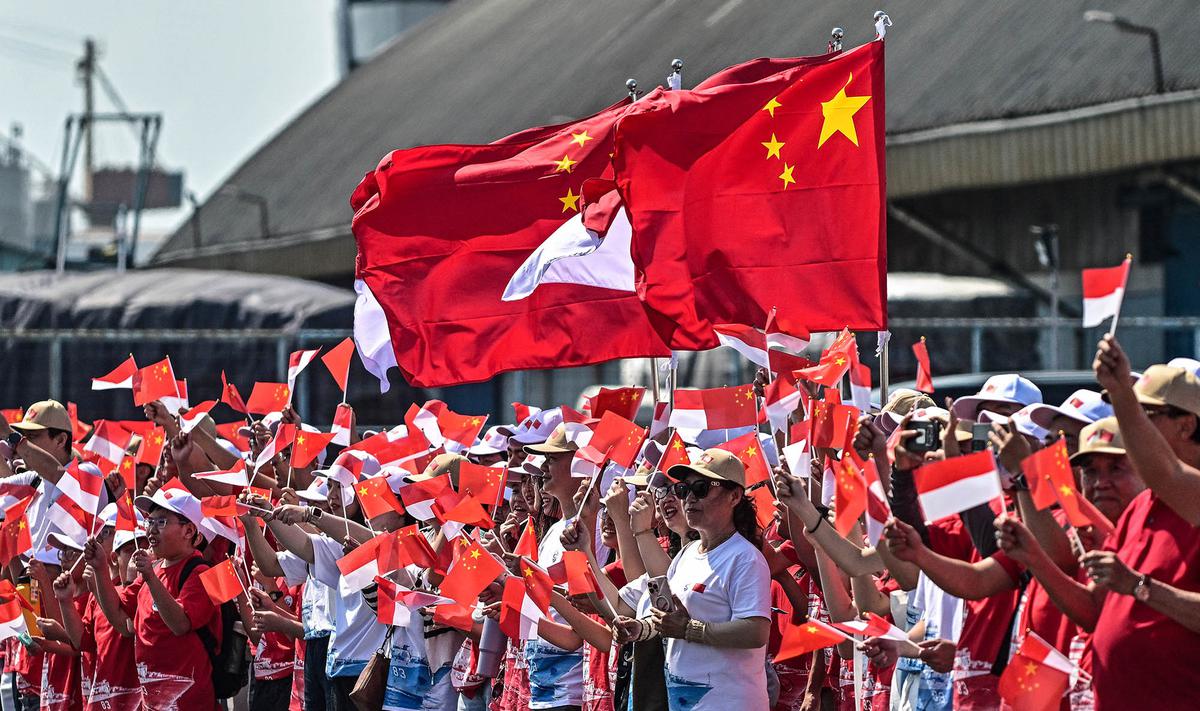 Dua Kapal Perang China Berlabuh di Surabaya