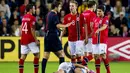 Penyerang Timnas Italia, Ciro Immobile, terkapar setelah dilanggar pemain Norwegia saat berlaga di kualifikasi Piala Eropa grup H 2016 di Stadion Ullevaal, Oslo, (10/9/2014). (REUTERS/Vegard Wivestad Grott)