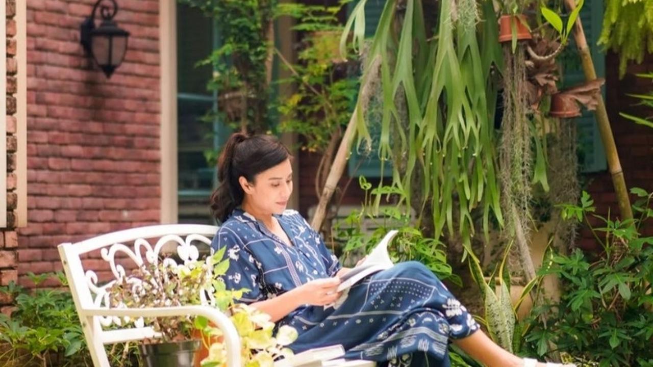 Aktris terkenal ini tidak hanya dikenal karena bakat aktingnya, tetapi juga karena kecintaannya pada buku. Dian sering membagikan rekomendasi buku yang menginspirasi banyak orang untuk membaca.<br>