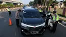 Petugas memeriksa identitas pengendara dalam rangka Pemberlakuan Pembatasan Kegiatan Masyarakat (PPKM) Darurat di pos penyekatan Pasar Jumat, Jakarta, Sabtu (3/7/2021). Polda Metro Jaya menyiapkan 63 titik penyekatan selama penerapan PPKM Darurat di Jakarta dan sekitarnya. (merdeka.com/Arie Basuki)