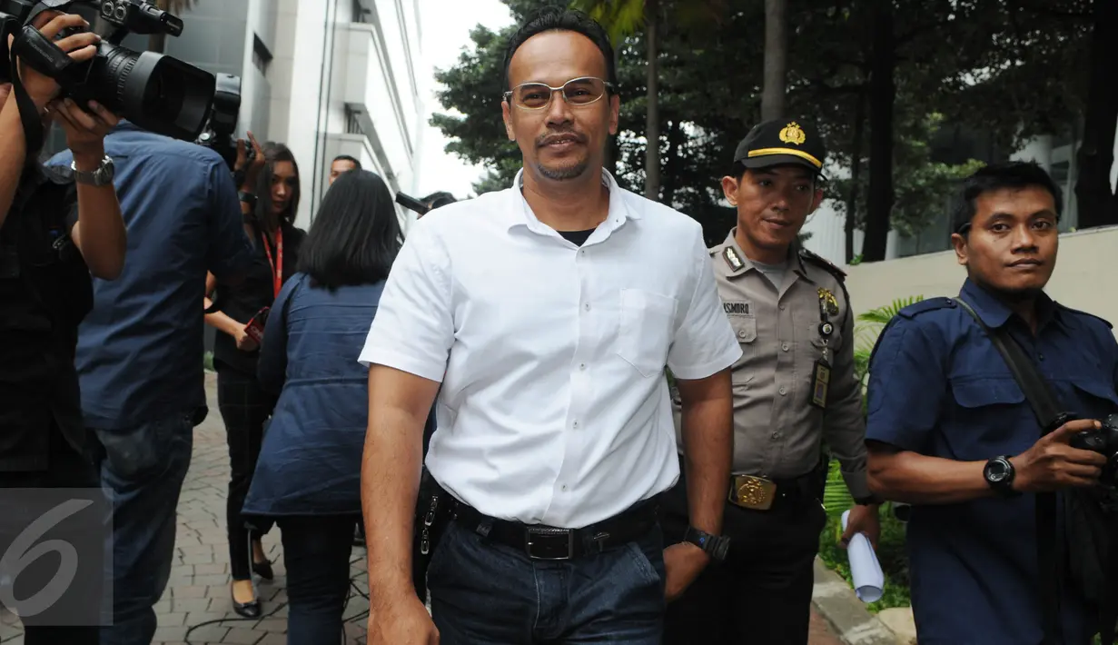 Anggota DPRD DKI Jakarta, Fajar Sidik berjalan meninggalkan Gedung KPK, Jakarta, Selasa (14/6). Adik kandung Almarhum Ustad Jeffry Al-Buchori itu diperiksa untuk tersangka anggota DPRD DKI Jakarta Mohamad Sanusi. (Liputan6.com/Helmi Afandi)
