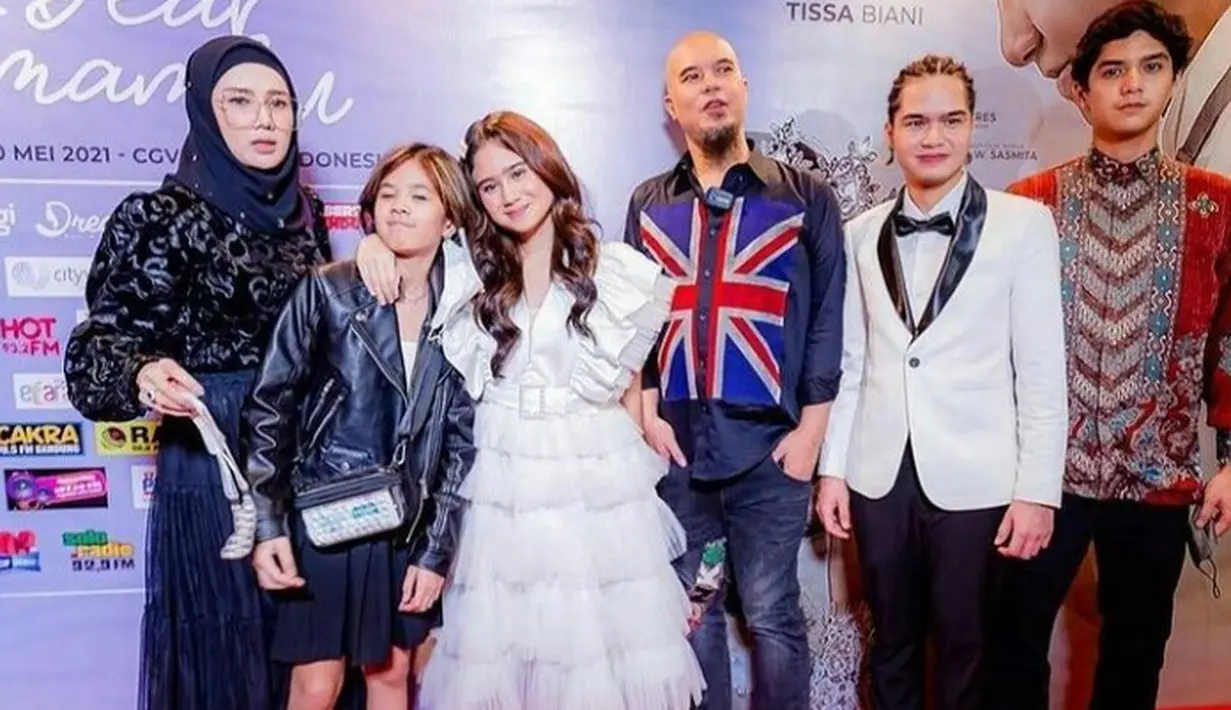 Hadiri peluncuran film sang kakak, Dul Jaelani. Safeea masih tampil dengan oufit nuansa hitam yang kece. (FOTO: Instagram.com/newyy0rk_).