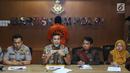 Kasubdit II Direktorat Tindak Pidana Siber Bareskrim Polri Kombes Pol Rickynaldo (kedua kiri) saat rilis kasus peretasan situs PN Sulawesi Tenggara diperlihatkan saat rilis di Bareskrim Mabes Polri, Jakarta, Jumat (9/11). (Liputan6.com/Helmi Fithriansyah)